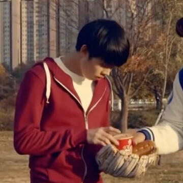 Jin Ramen Antes de debutar como idol, Yeonjun participou de um comercial da marca 'Jin Ramen'.
